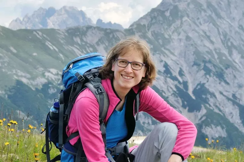 Stephanie Kelm mit Wanderrucksack in den Alpen