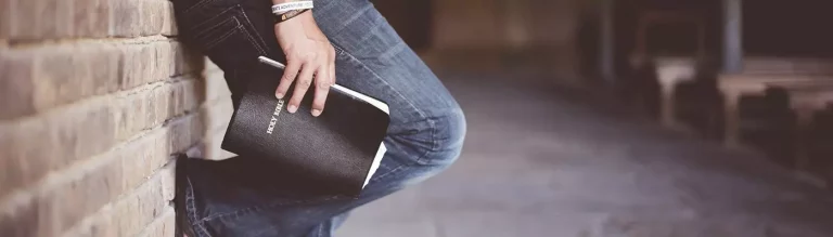 Bibel in einer Männerhand, kann nicht in der Bibel lesen