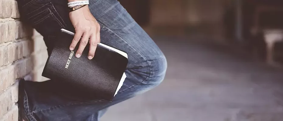 Bibel in einer Männerhand, kann nicht in der Bibel lesen