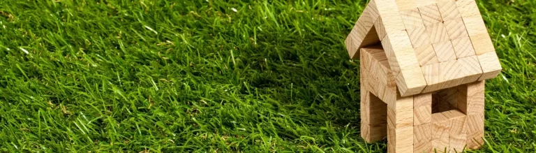 Kleines Holzhäuschen auf Gras