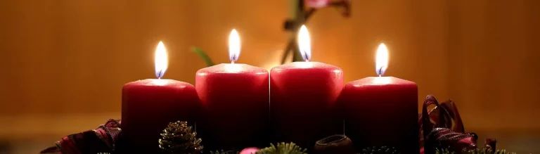 vier rote Adventskerzen, die brennen