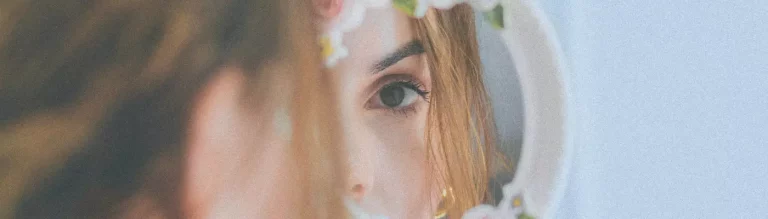 Frau an ihrem Handspiegel