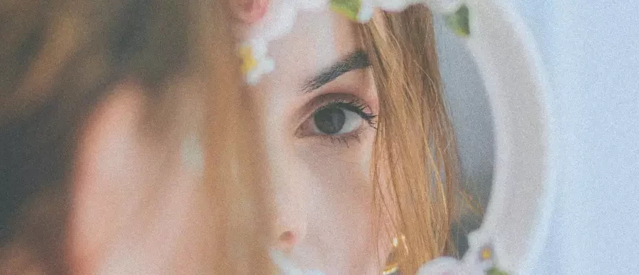 Frau an ihrem Handspiegel