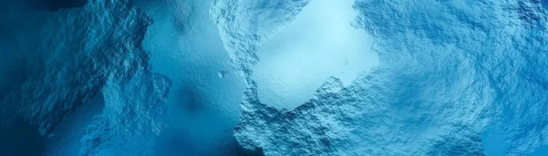 Dünnes Eis von unten gesehen, Unterwasseraufnahme