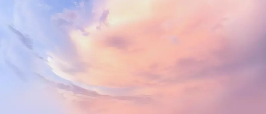 rosa Wolken von der Sonne angeleuchtet