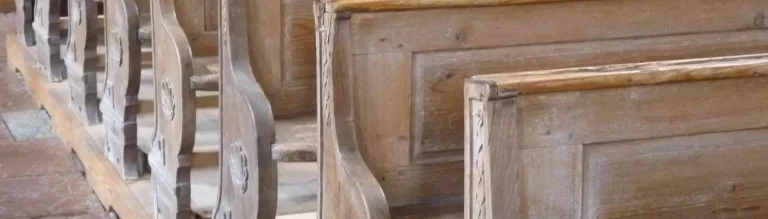 leere Kirchenbank