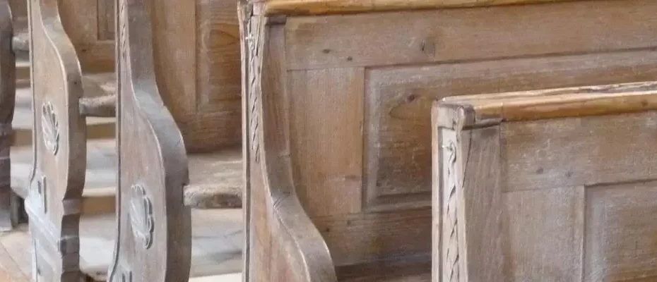leere Kirchenbank