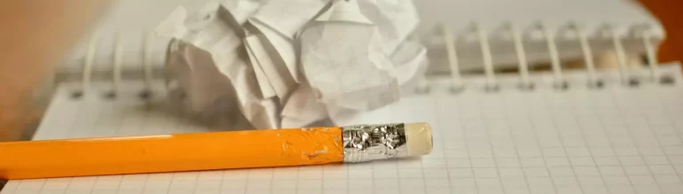 Notizbuch, Bleistift und zerknülltes Papier