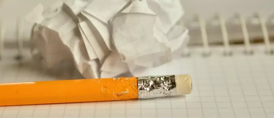 Notizbuch, Bleistift und zerknülltes Papier